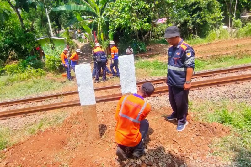 PT KAI Daop 2 Bandung Tutup Dua Perlintasan Liar untuk Kurangi Kecelakaan