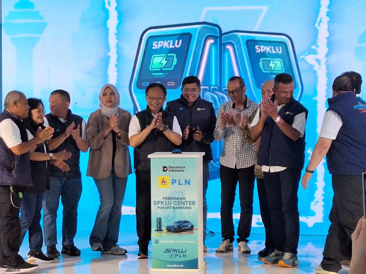Jelang Libur Nataru, PLN Resmikan SPKLU Center ke-6 di Bandung