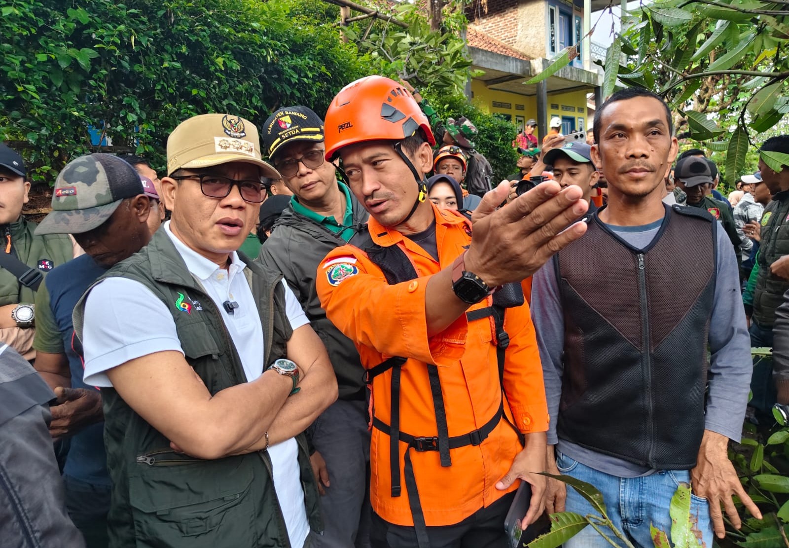 Tetapkan Tanggap Darurat, Bupati Bandung Pantau Pencarian Korban Longsor di Arjasari 