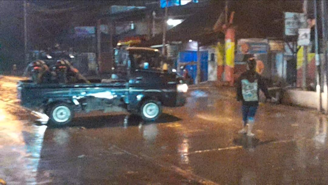 Ketinggian Air di Jalan Cidawolong Majalaya Meningkat: Sejumlah Kendaraan Putar Arah