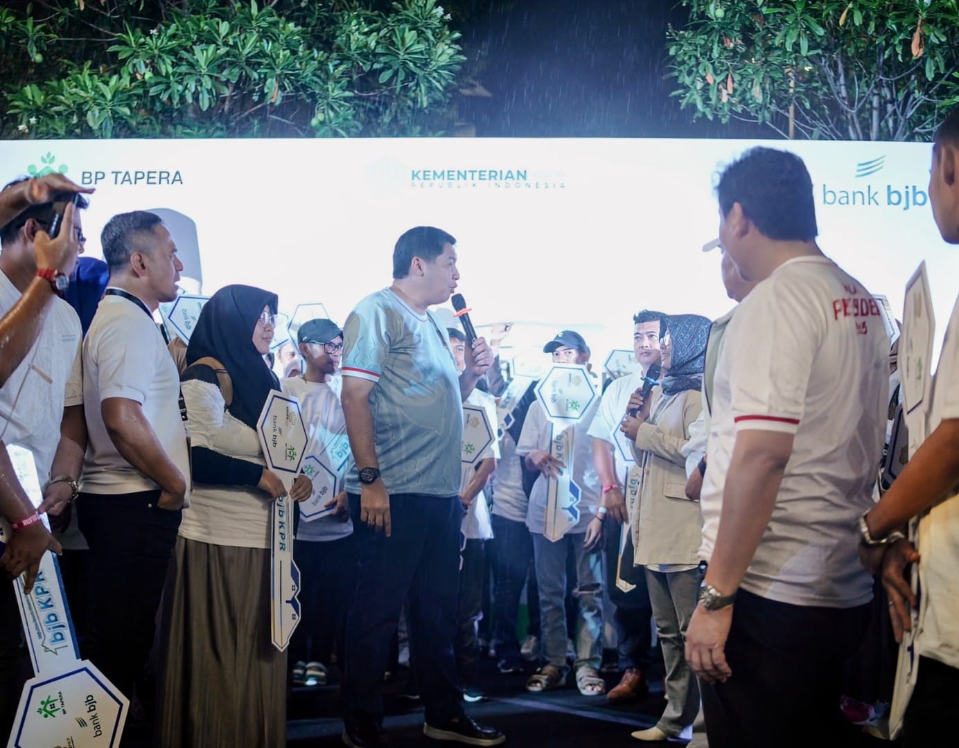 Bank bjb Serahkan Kunci Rumah Secara Simbolis kepada 100 Debitur FLPP di Jawa Barat