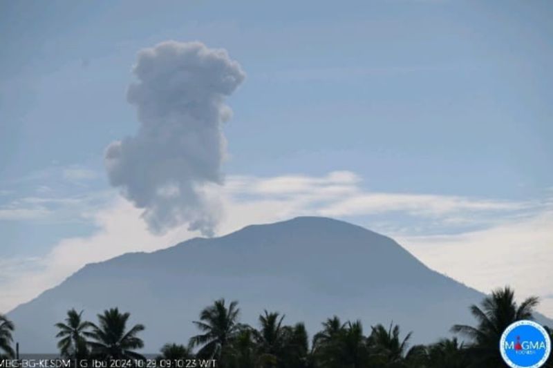 Gunung Ibu di Halmahera Barat Erupsi Selasa Pagi, Masyarakat Diimbau Tetap Waspada   