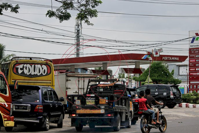 Antrean Beli Solar Mengular Hingga Ratusan Kilometer Di Sejumlah SPBU Palembang