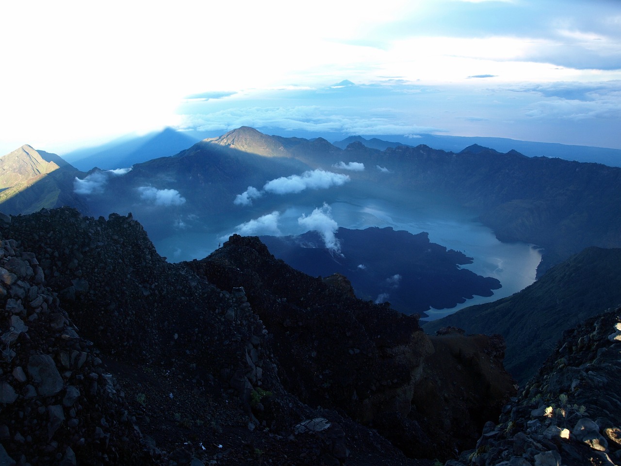 Pesona Gunung Rinjani, Menikmati Keindahan Alam Indonesia di Atap Lombok