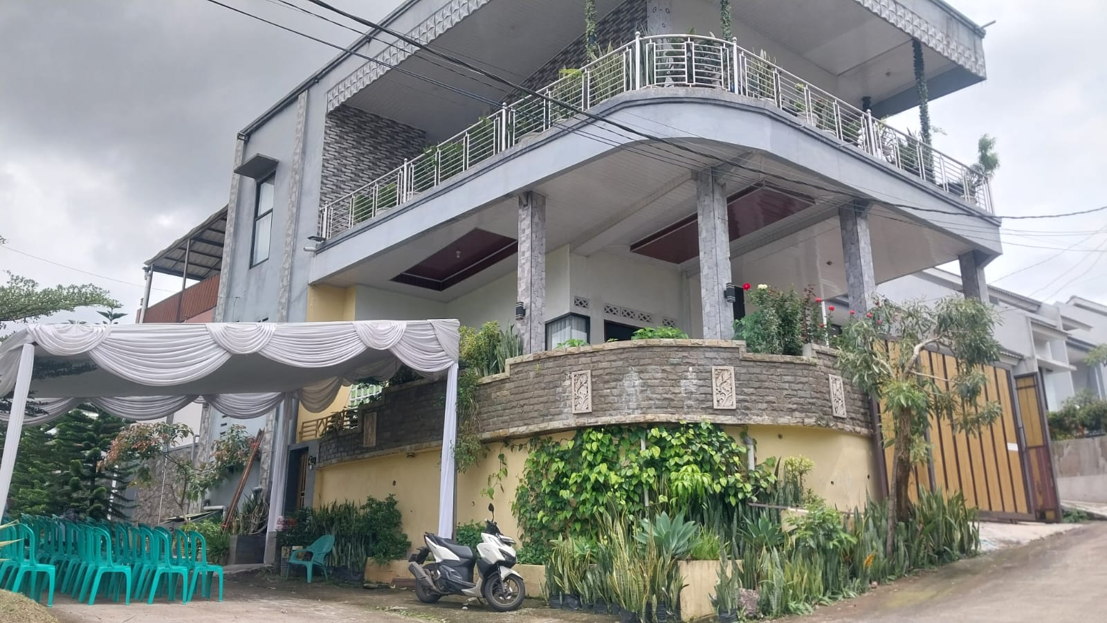 Keluarga Pramugari ATR 42-500 Penuh Harap Ada Mukjizat dari Tuhan