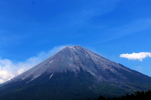  Gunung Semeru: Puncak Keindahan dan Petualangan Tingkat Tinggi di Jawa Timur