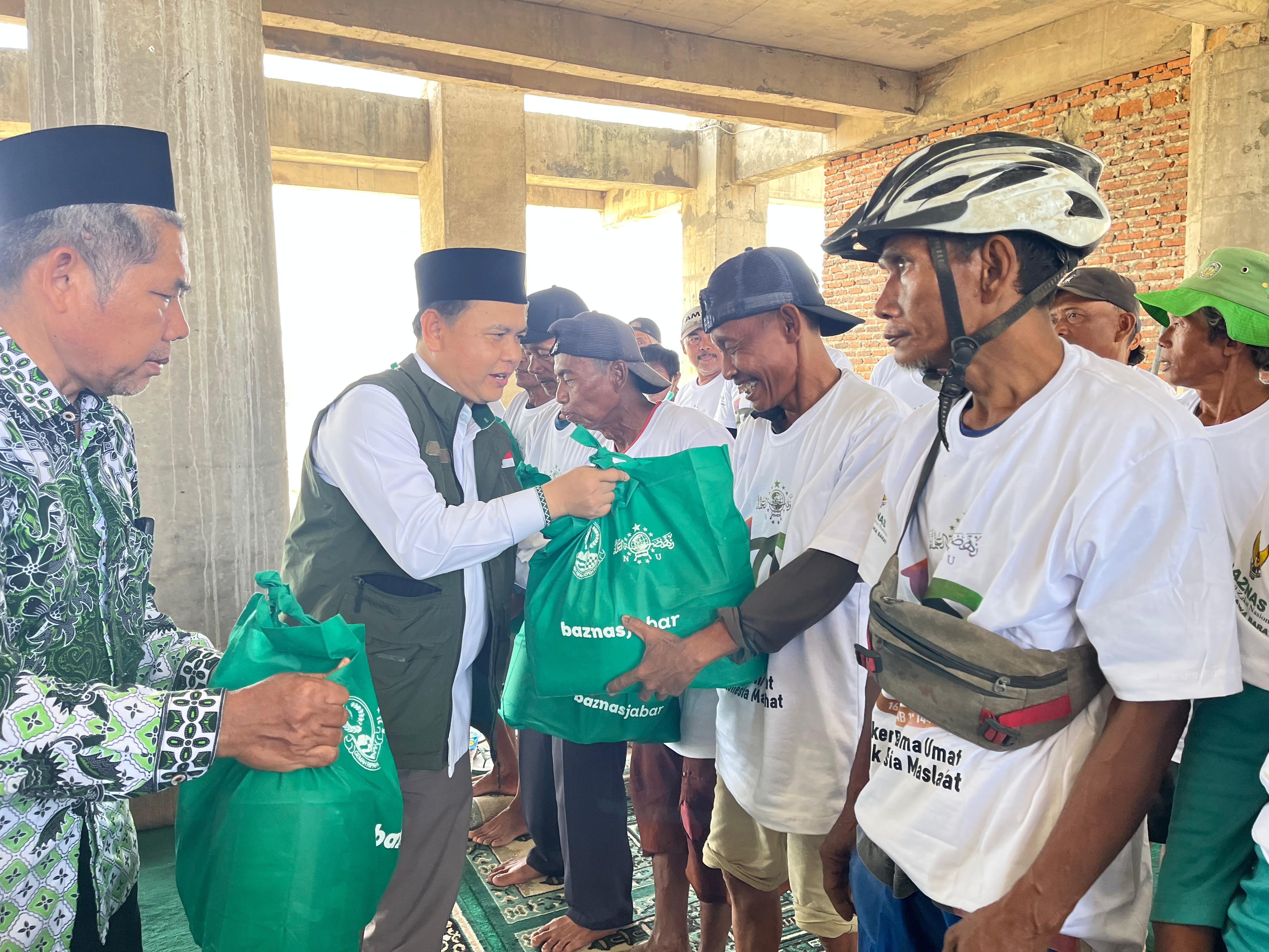 Baznas Jabar Salurkan Bantuan Sembako untuk Tukang Becak dan Yankesling di Asrama Haji Indramayu