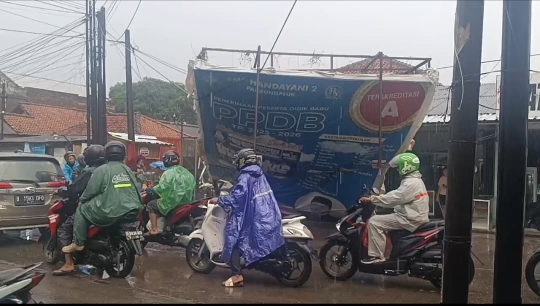 Akibat Cuaca Ekstrem, Papan Reklame Setinggi Tiga Meter di Baleendah Bandung Roboh