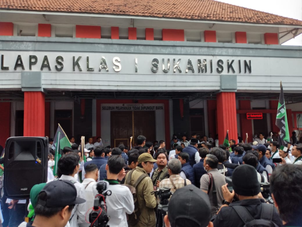 Dari Semarang ke Bandung untuk Anas Urbaningrum 