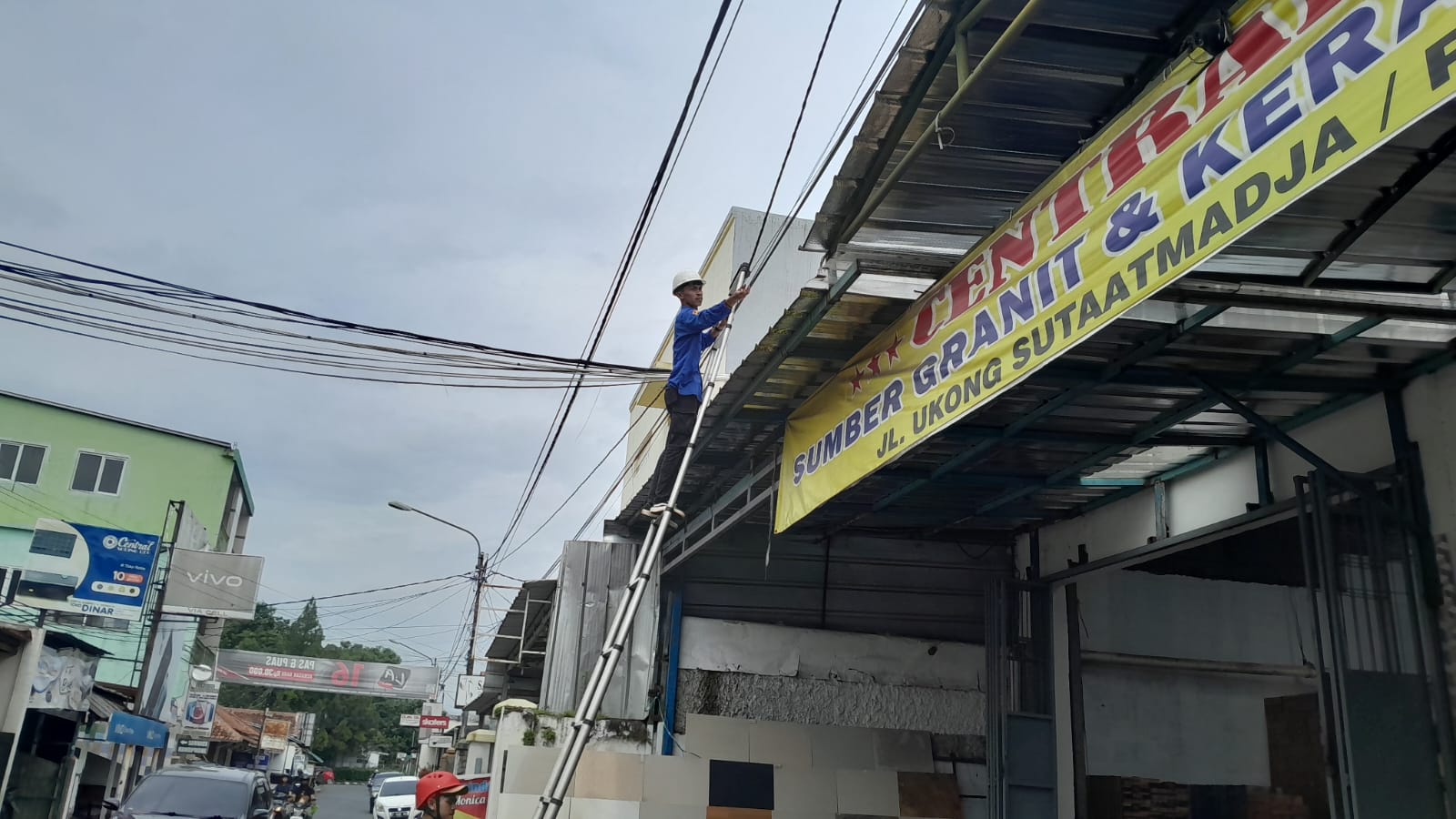 Hasil dari Patroli, PLN Icon Plus melakukan perapihan Kabel Fiber Optik di Subang