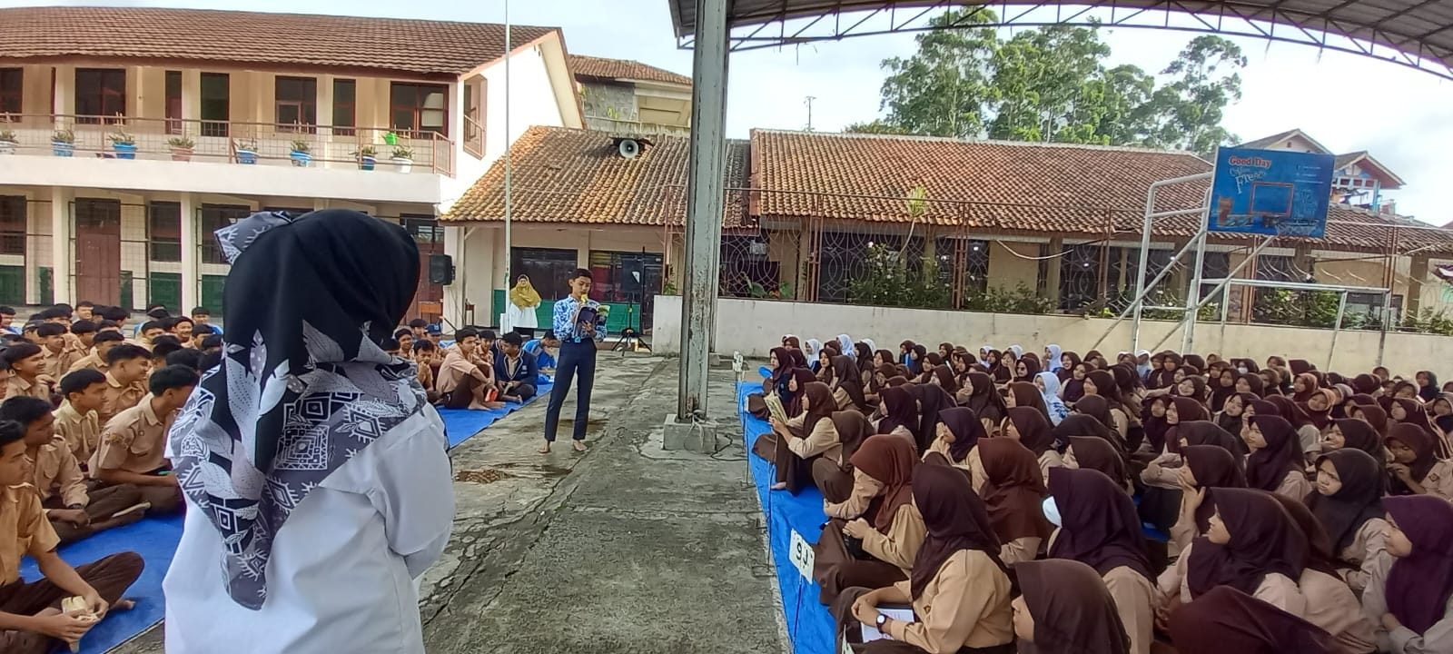 Perpustakaan Sekolah sebagai Pusat Literasi di SMPN 1 Cisarua   