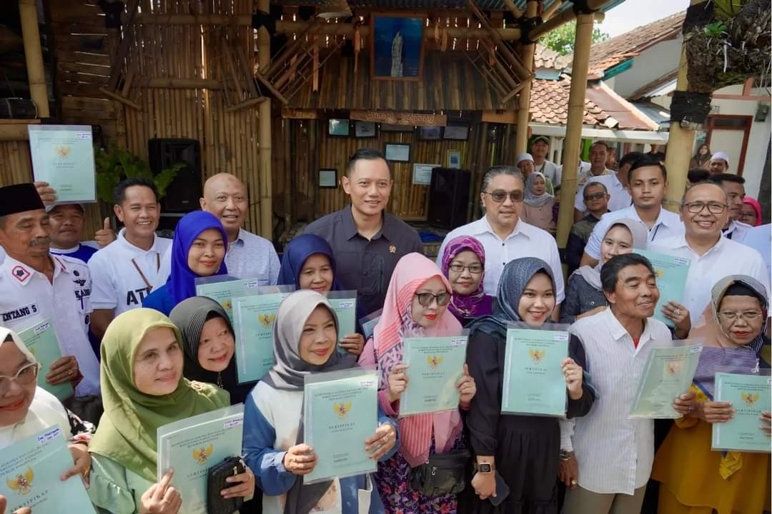 AHY Serahkan 25 Sertifikat Tanah Gratis Kepada Warga Kutawaringin Kabupaten Bandung