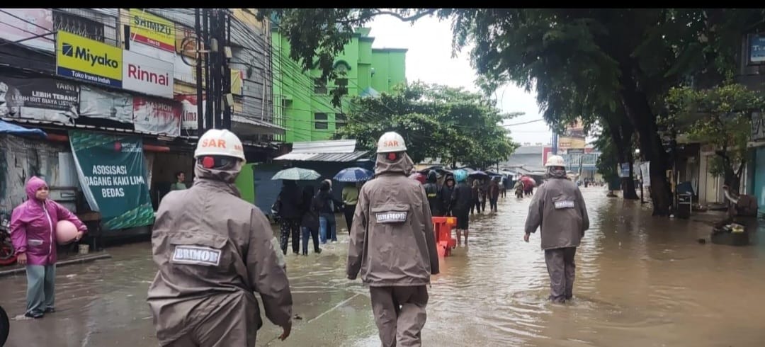 Tim SAR Sat Brimob Polda Jabar, Evakuasi Bencana Alam Banjir di Dayeuh Kolot