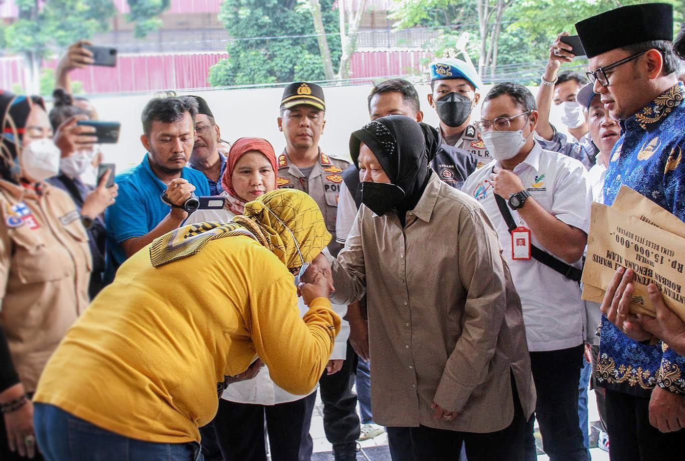 Ahli Waris Korban Longsor di Bogor Terima Rp15 Juta, Mensos Risma Minta Bima Arya Segera Relokasi Warga