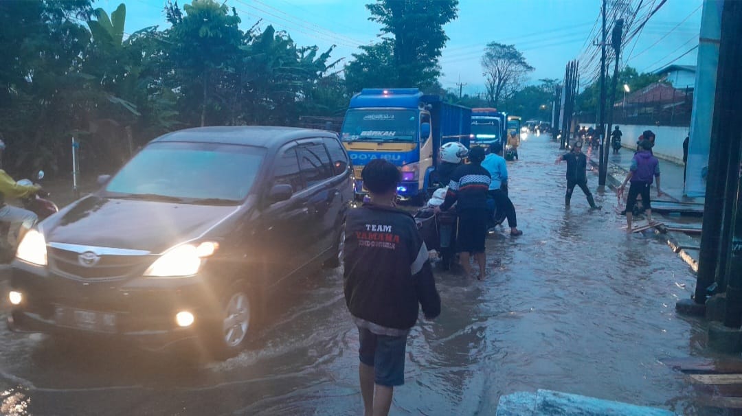 Jalan Cidawolong Majalaya Bandung Masih Terendam Banjir, Warga Minta KDM Turun Tangan