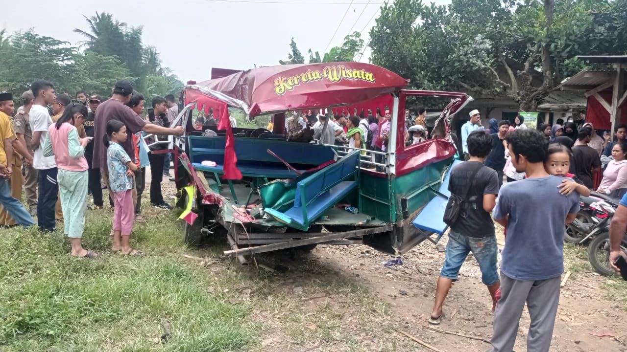 BREAKING NEWS, Kecelakaan Maut, Kereta VS Odong-odong, 9 Penumpang Odong-odong Tewas Tertabrak Kereta Api