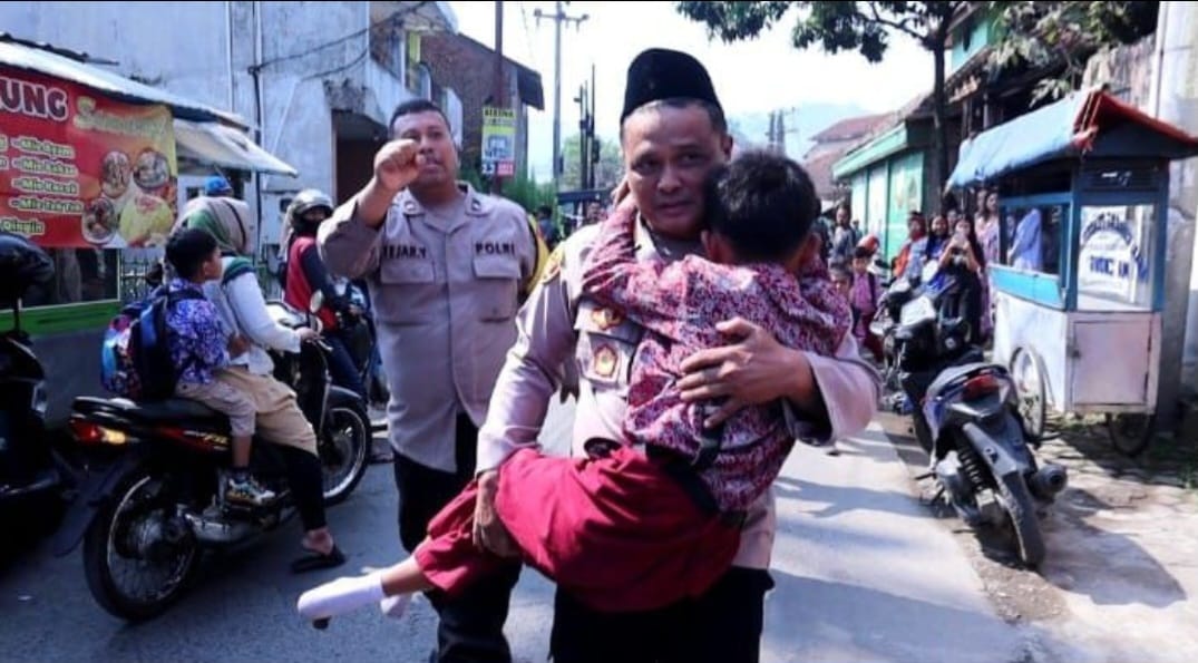 Anak SD Nekat Bunuh Diri Naik Puncak Menara Seluler di Pameungpeuk Bandung, Begini Kronologinya