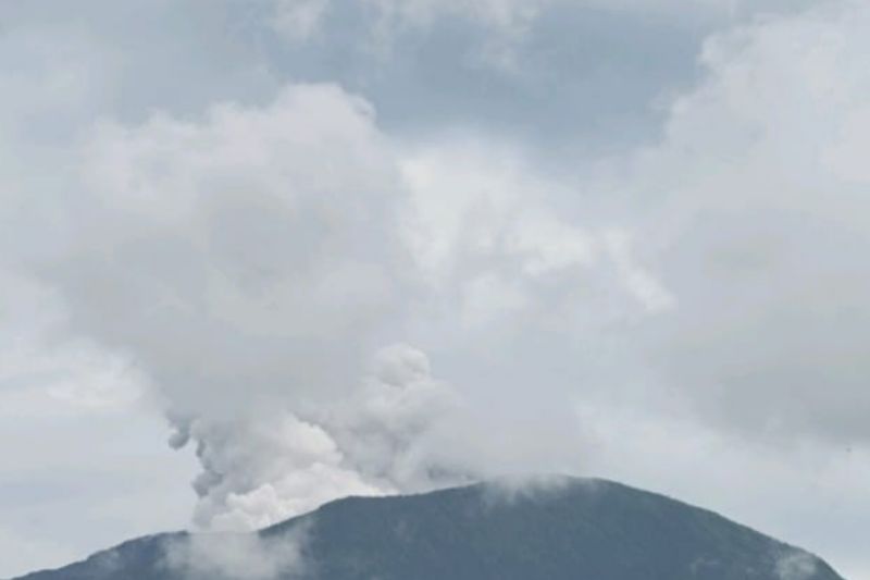 Gunung Ibu di Halmahera Barat Alami 55 Kali Erupsi dalam Sehari  