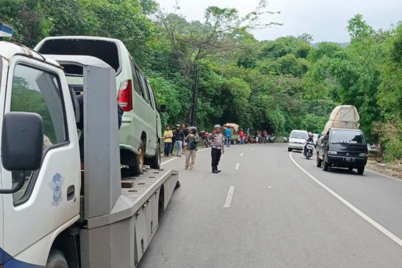 Polres Garut: Angkot Oleng Sebabkan Kecelakaan Beruntun di Tutugan Leles 