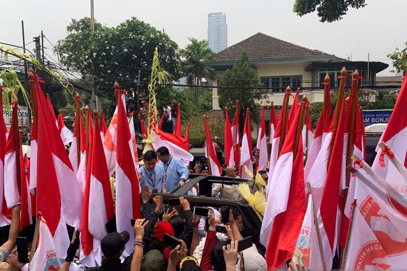 Pasangan Capres dan Cawapres Prabowo-Gibran Tiba di Kantor KPU RI