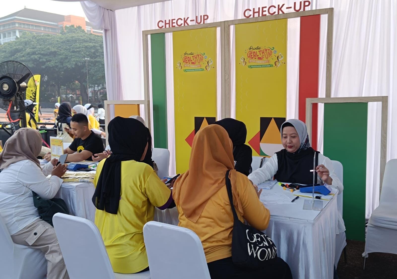Ratusan Peserta Ikuti Cek Kesehatan Gratis Dalam Semarak Pound Fit Bareng Prodia di Bandung