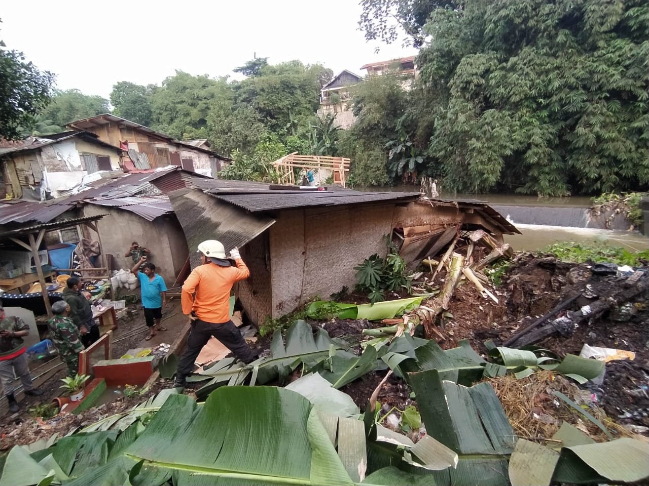 Hujan Deras Hingga Longsor, Dua Rumah di Cibogor Rusak Berat