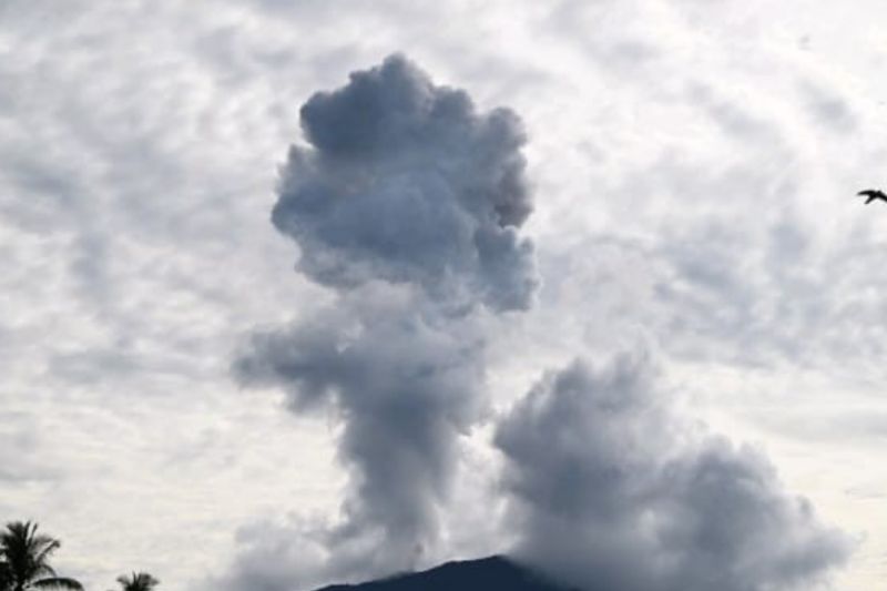 Gunung Ibu Erupsi, Luncurkan Abu Setinggi Dua Kilometer   