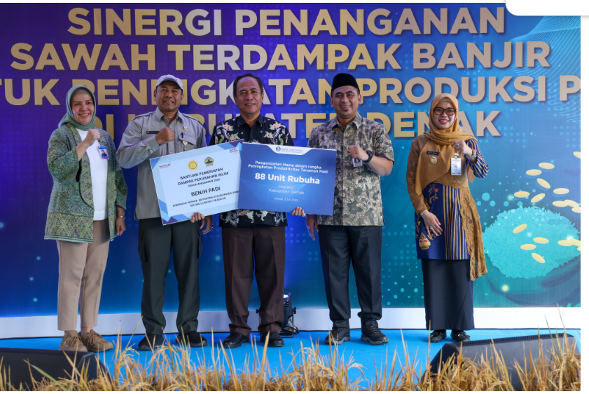 Tepati Janji, Taj Yasin Serahkan Bantuan Benih Padi untuk Petani Terdampak Banjir di Demak