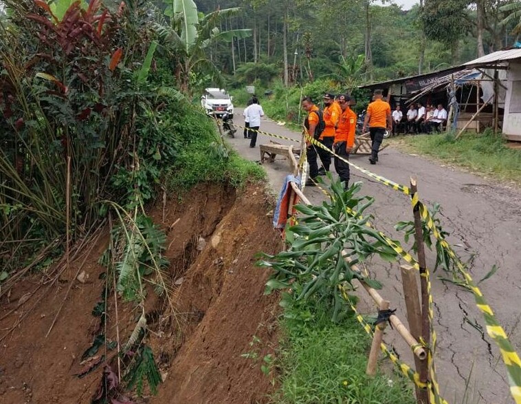 Akses Jalan Perbatasan Cianjur Belum Dibuka untuk Roda Empat