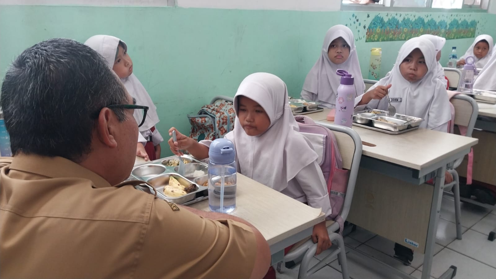 Pemda Kabupaten Bogor Tinjau Langsung Program Makan Bergizi Gratis di SDN Pajeleran 01