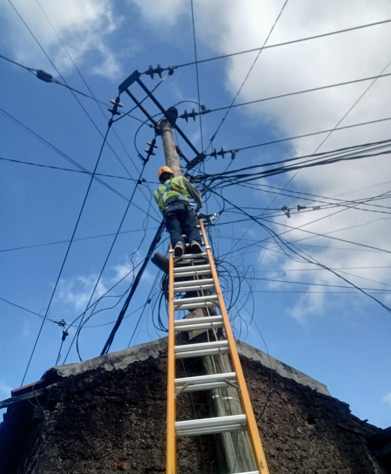 PLN Icon Plus Lakukan Penataan dan Pemeliharaan Aset Ketenagalistrikan di Sumadra Garut