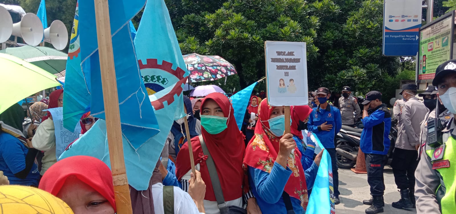 Ratusan Buruh Korban PHK Sepihak Gelar Aksi di Depan PN Bandung