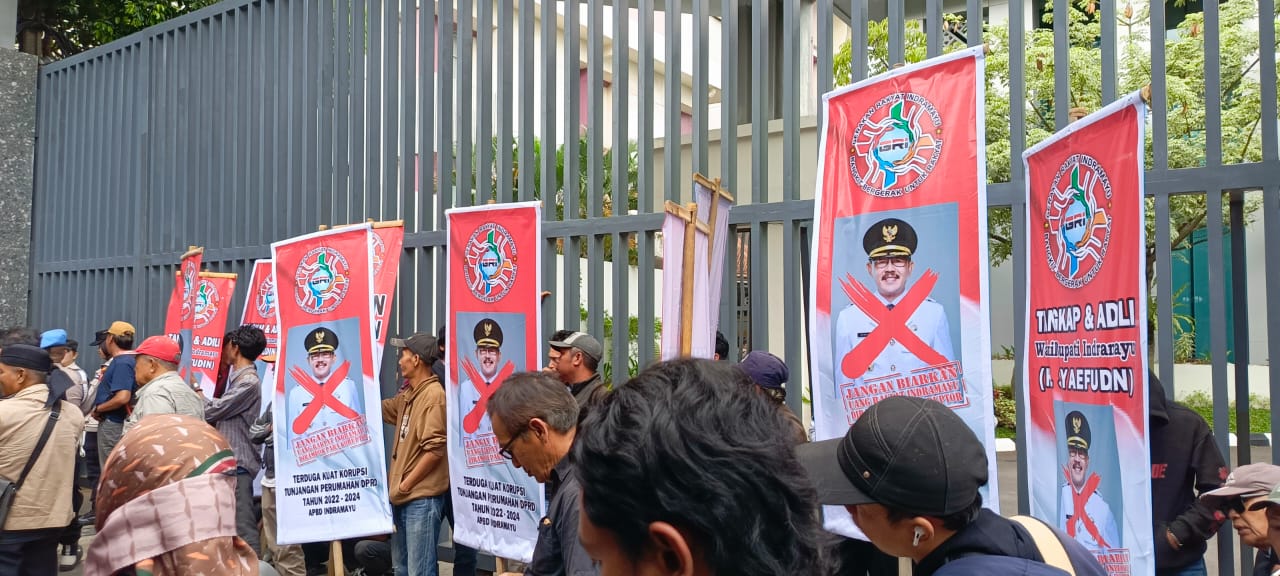 Massa Minta Kejati Jabar Tetapkan Tersangka Korupsi Tunjangan Perumahan DPRD Indramayu