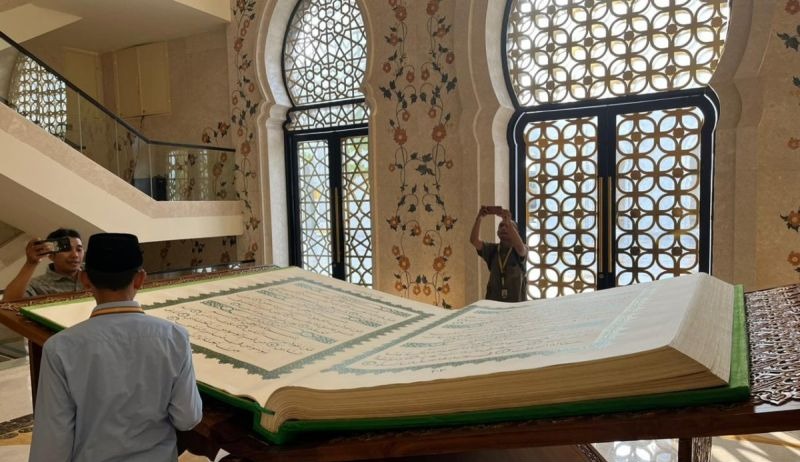 Presiden Jokowi Persembahkan Al Quran Raksasa Kepada Masjid Sheikh Zayed Solo