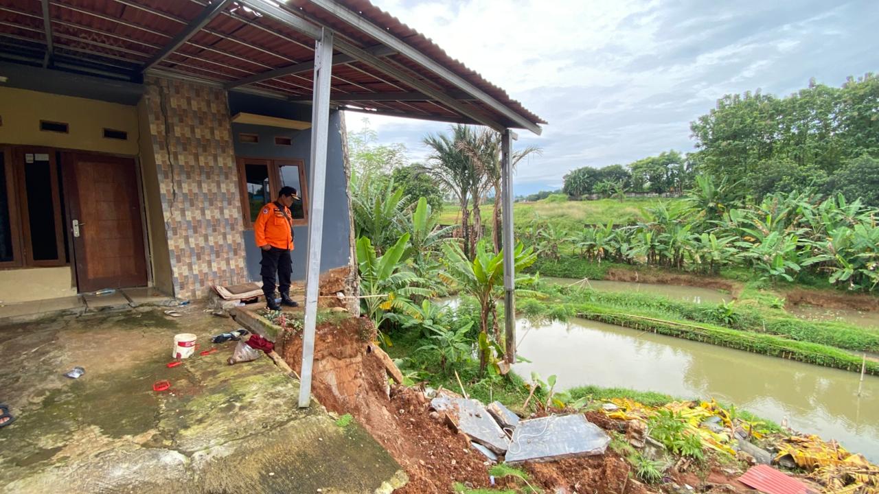 Hujan Deras yang Lama Sebabkan Satu Unit Rumah Rusak Berat di Kemang, Bogor