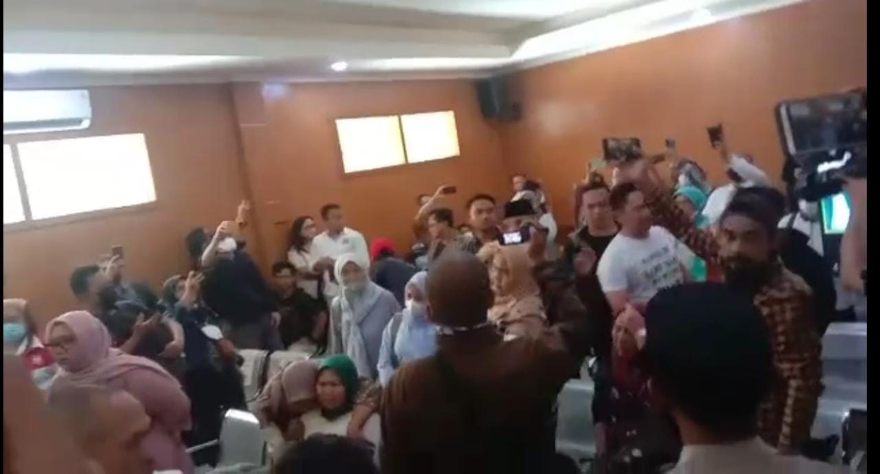 Sidang Putusan Ade Yasin Ricuh, Pendukung Teriak dan Lempar Botol ke Majelis Hakim