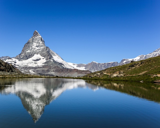 10 Tempat Wisata di Swiss yang Harus Dikunjungi dengan Pemandangan Alam Menawan   