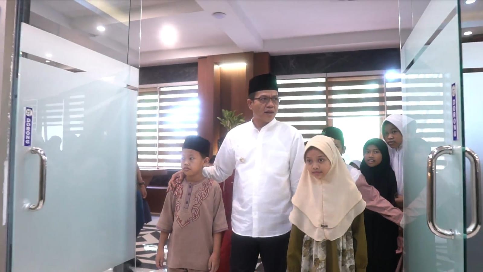 Menyentuh! Bupati Dadang Supriatna Ajak Puluhan Anak Yatim Piatu Singgah ke Ruang Kerjanya