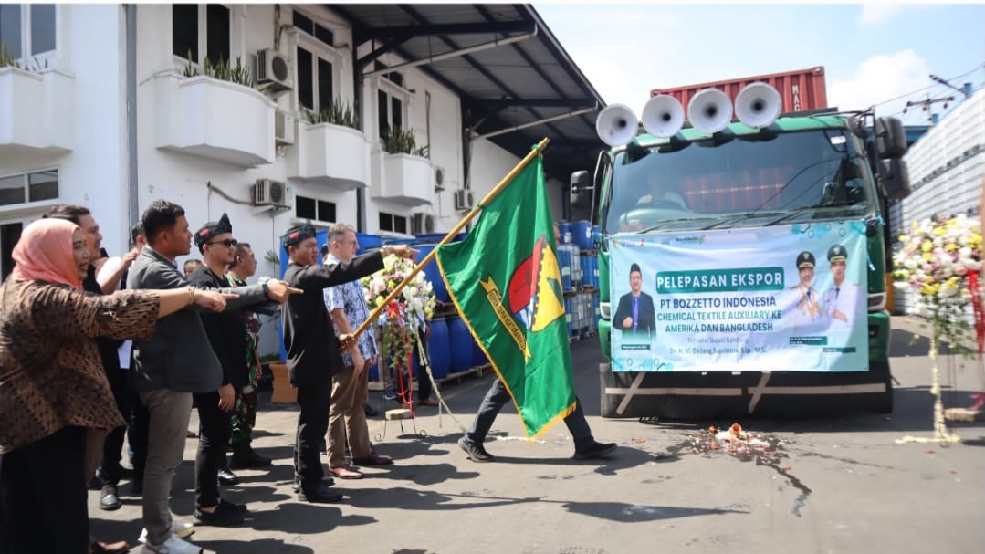Bupati Bandung Lepas Ekspor Produk Kimia Tekstil ke Amerika dan Bangladesh