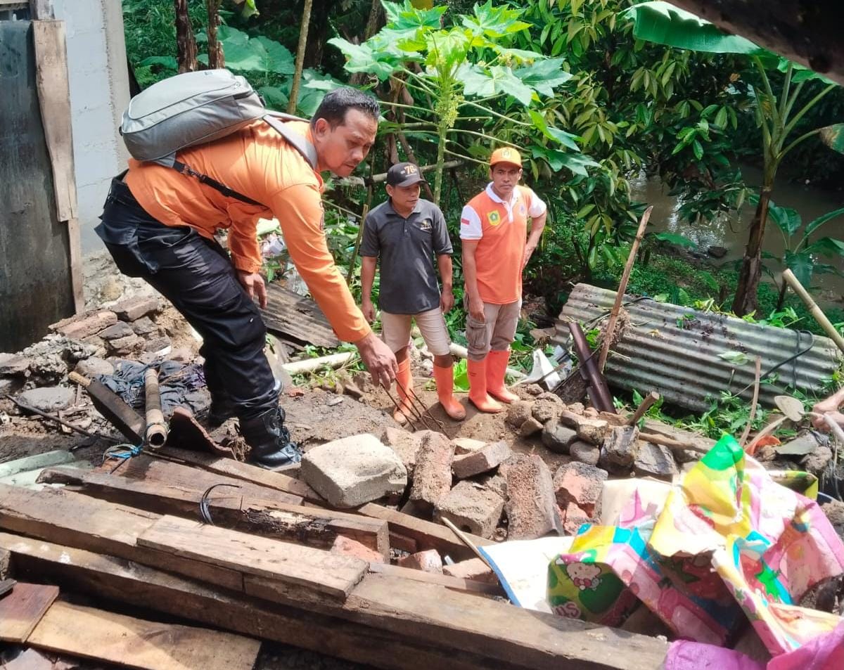 Hujan Intensitas Tinggi, Dapur Rumah Ambruk di Rumpin