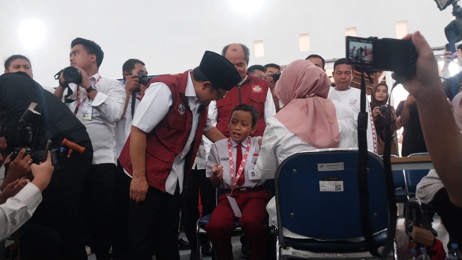 Kelakar Cak Imin Soroti Masalah Mata Para Pelajar di Sekolah Rakyat Bogor