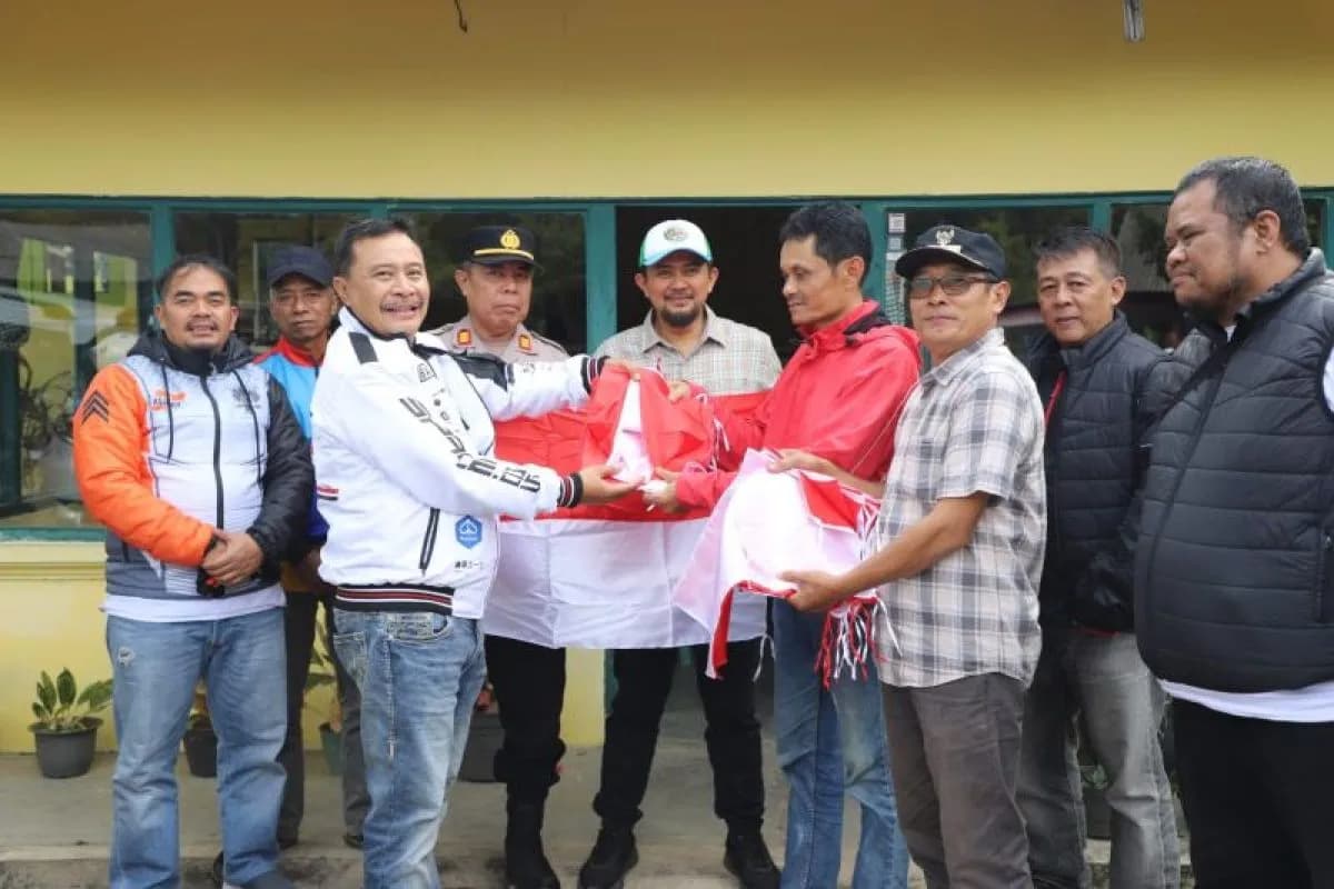 Meriahkan HUT RI Ke-79, Pemkab Garut Bagikan Ribuan Bendera Merah Putih