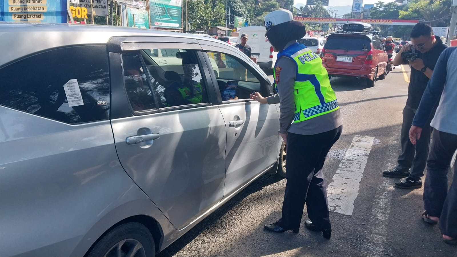 Polres Bogor Sosialisasikan CFN ke Pengendara di Jalur Puncak