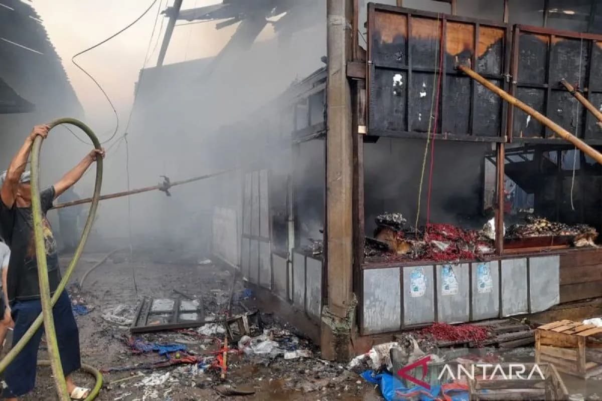 Kebakaran Landa Puluhan Ios di Pasar Induk Tekum Kota Bogor