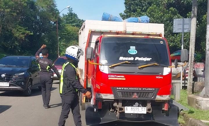 Polisi Putar Balikan Truk Muatan Hebel di Jalur Puncak