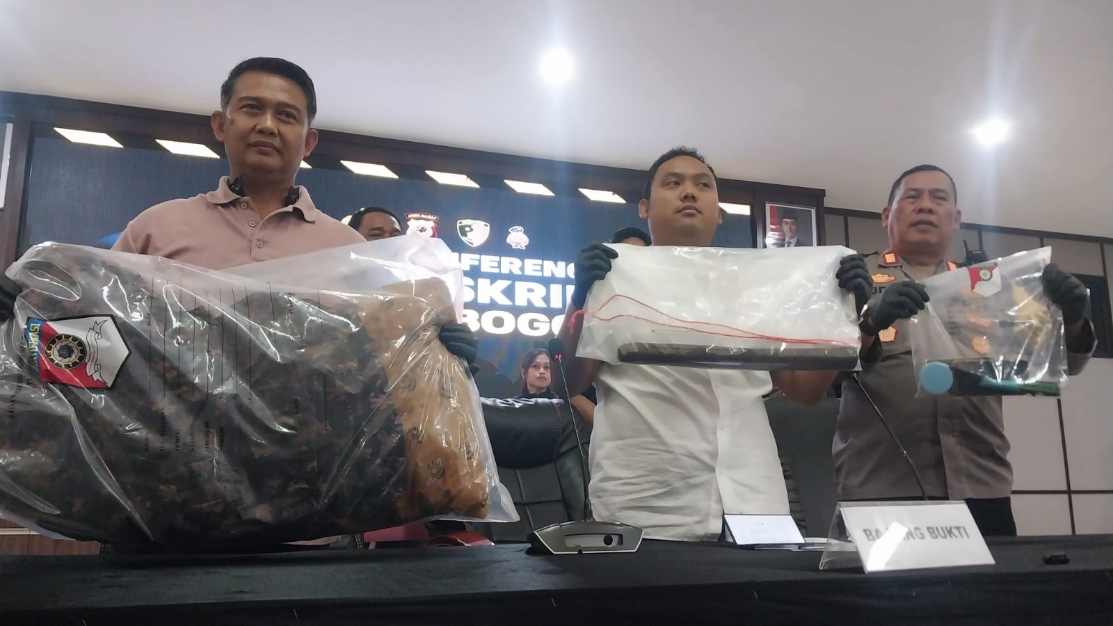 Wanita Muda Habisi Nyawa Wanita Paruh Baya Saat Salat di Cisarua