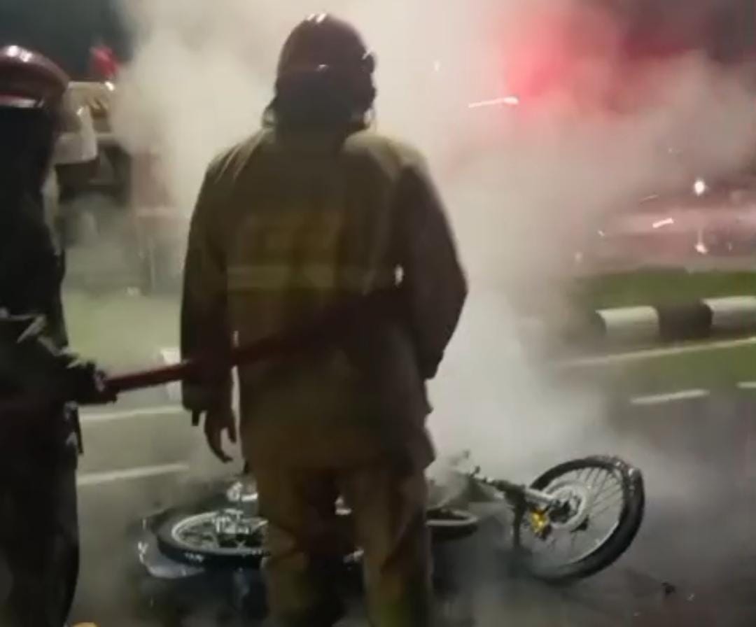 Motor RX King Terbakar, Pengendara Tinggalkan Motor dan Rekannya di Lokasi