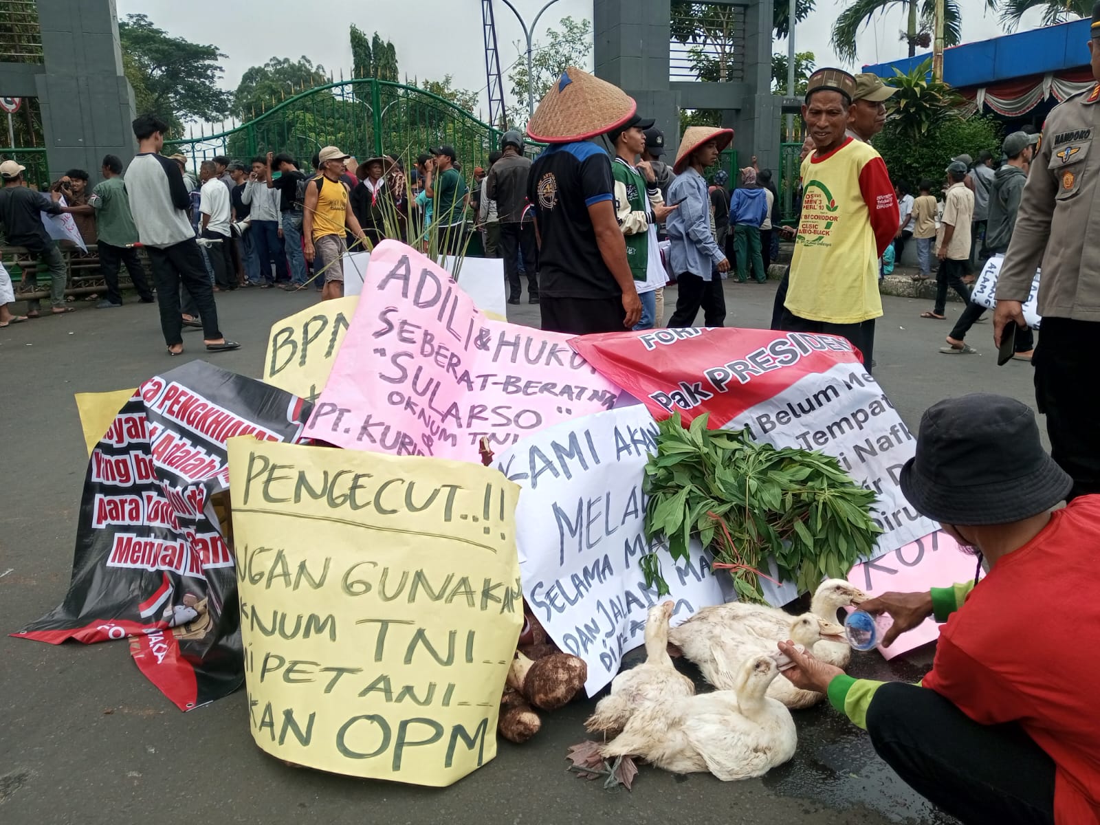 Warga Desa Iwul Tuntut PT Kahuripan Batalkan Penggunaan Lahan Tanpa izin