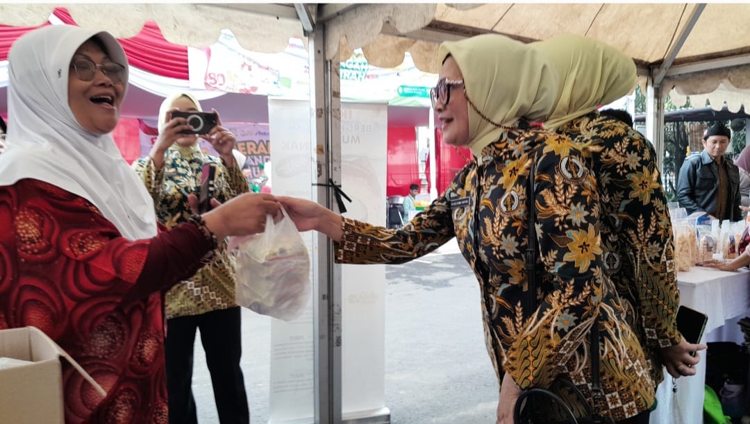 Dorong Ekonomi Bagi Pelaku Usaha Lokal, Kejari Kabupaten Bandung Gelar Pasar Murah