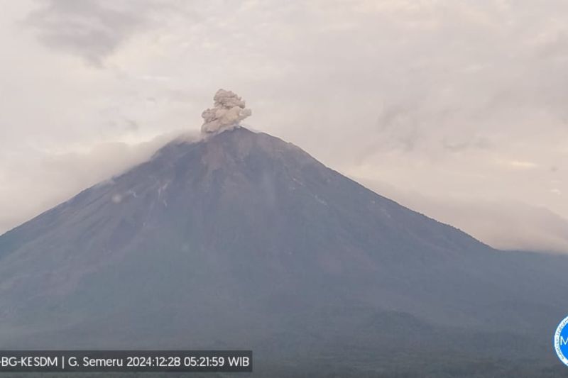 Gunung Semeru Erupsi Beberapa Kali, Warga Diminta Waspada   